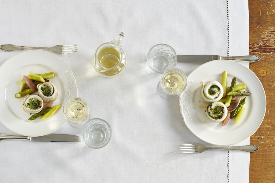 Fish rolls on asparagus and shallots
