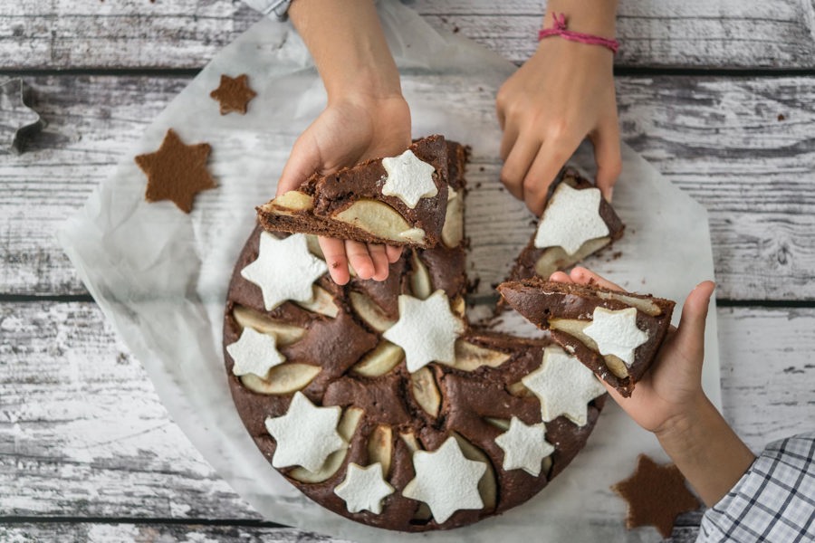 Schokoladenkuchen mit Äpfeln