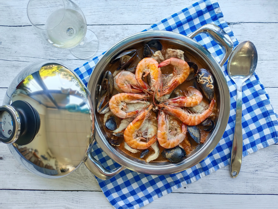 Cazuela de corvina y marisco