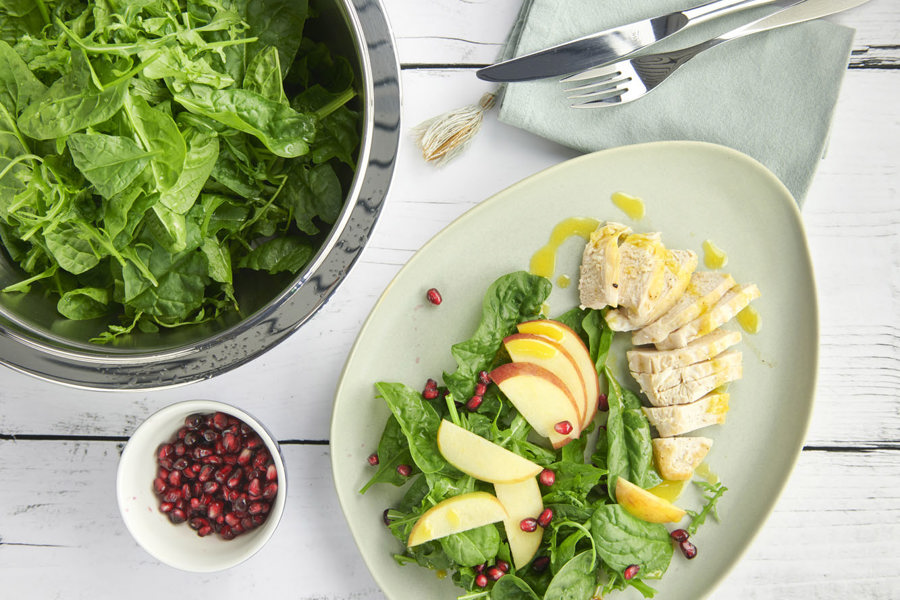 Salad with chicken strips and apples
