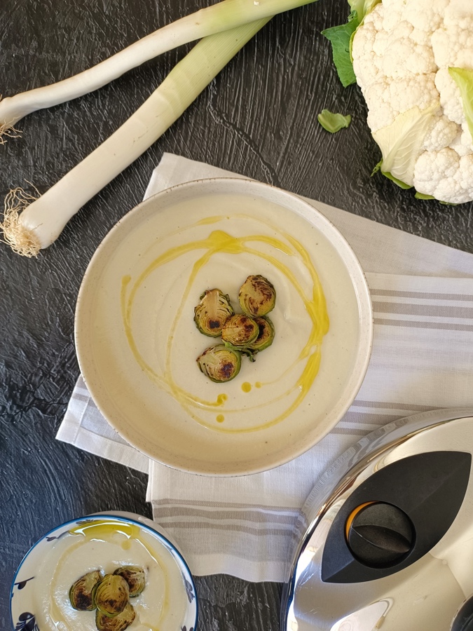 Crema de coliflor y almendras con coles de Bruselas
