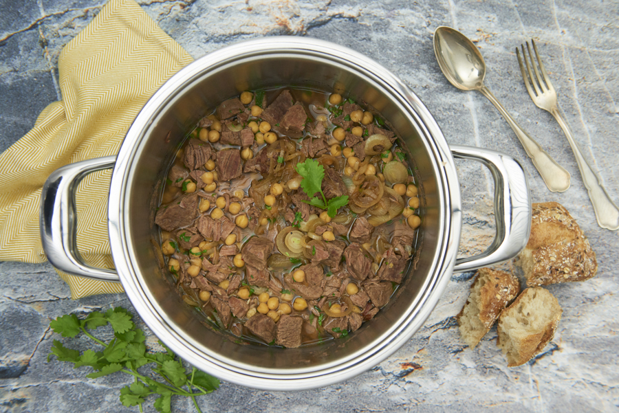 Stufato di manzo con ceci e cipolle fritte