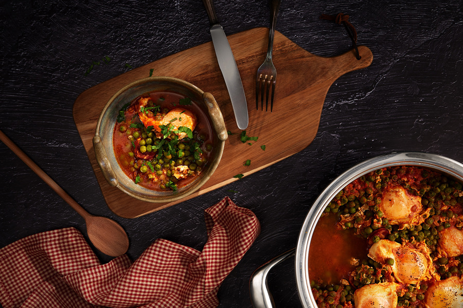 One-pot green peas with poached eggs