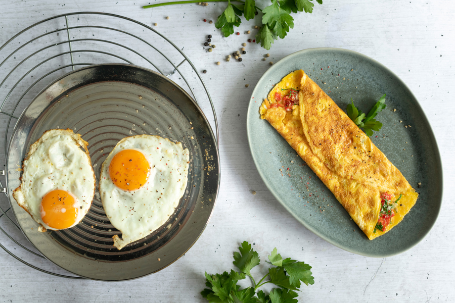 Punjeni omlet i jaja na oko