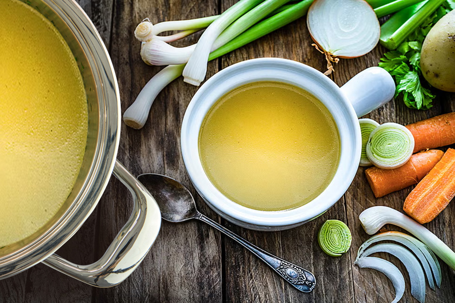 Caldo de verduras con jengibre y cúrcuma