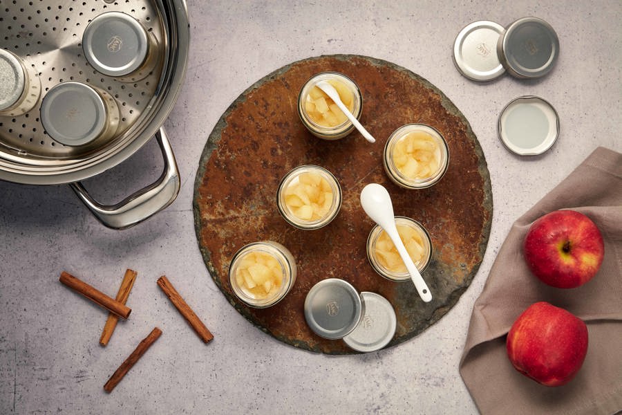 Yogurt with cinnamon apples