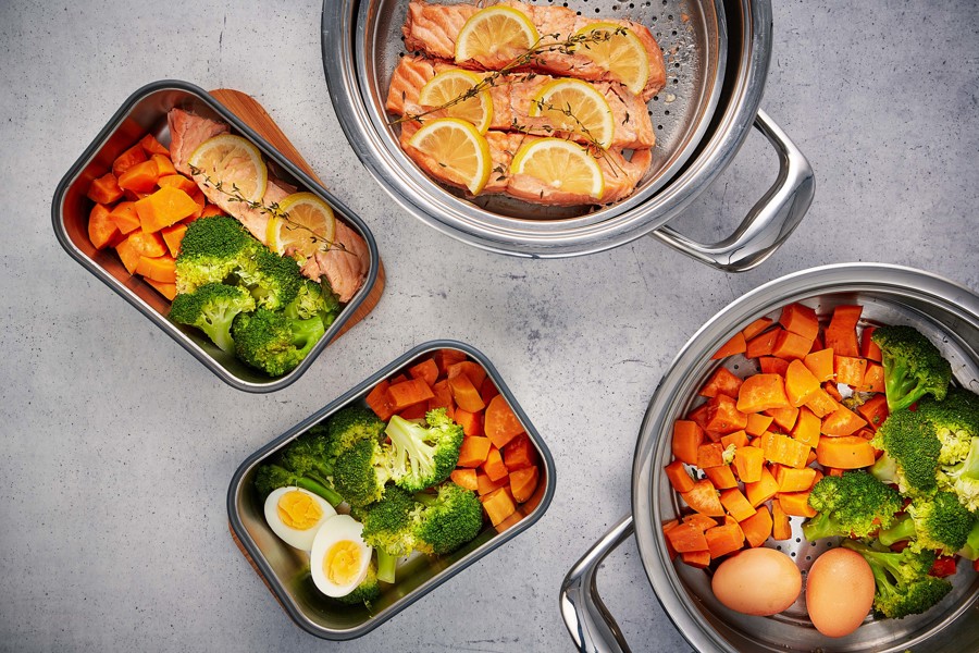 Salmão cozido no vapor com legumes e ovos