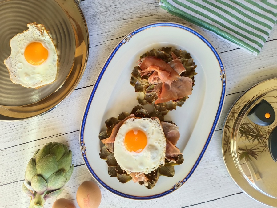 Alcachofas con jamón y huevo a la plancha