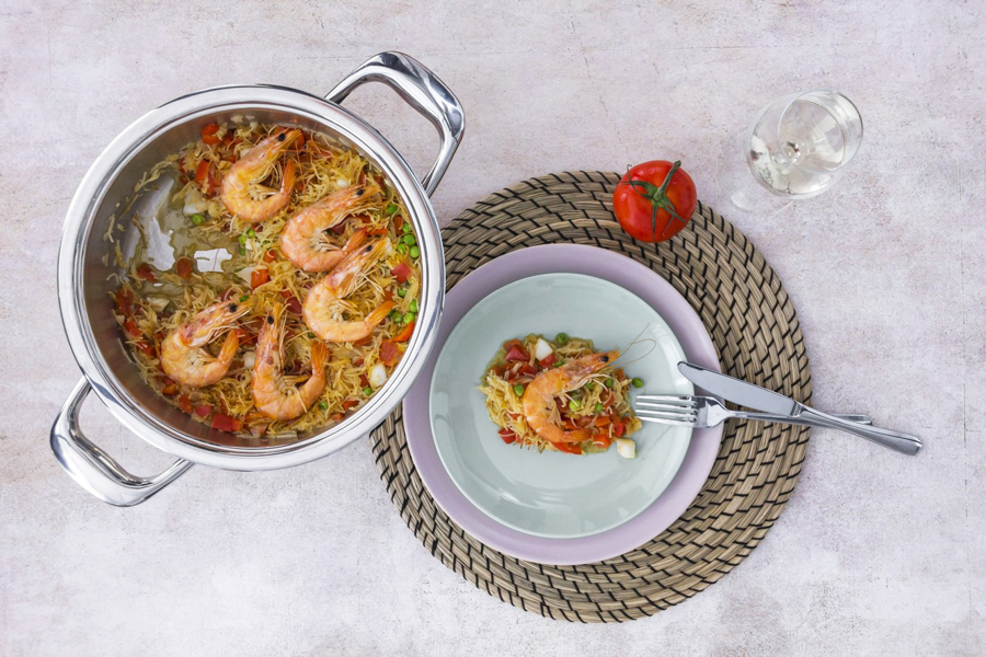 Spanish noodle casserole with seafood (fideuà)