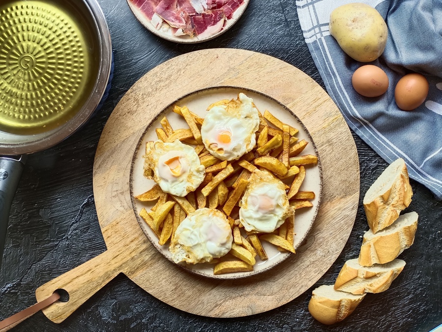 Ovos estrelados com batatas fritas
