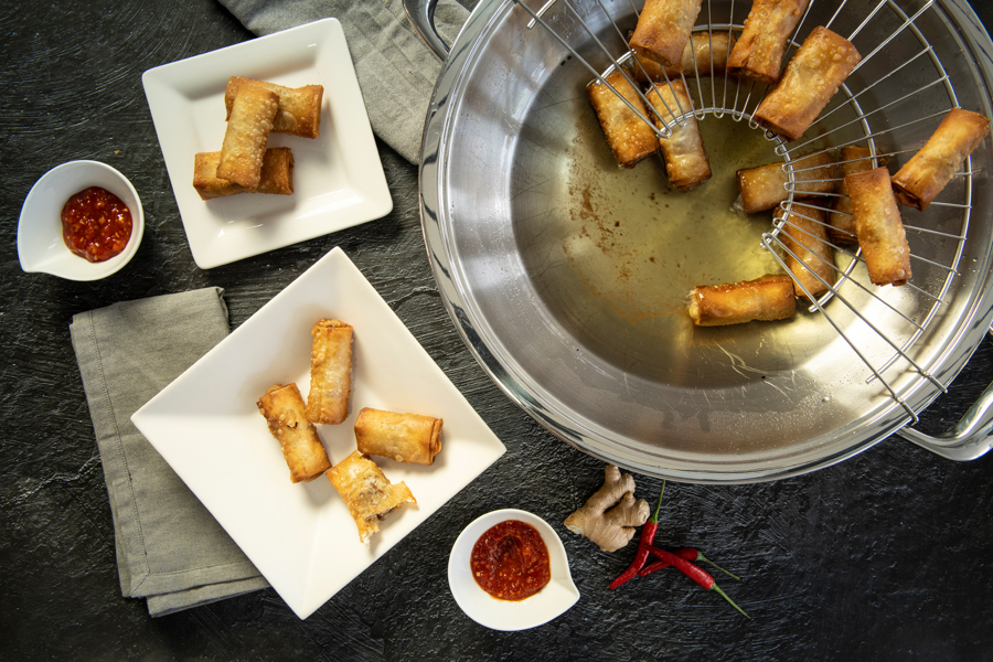 Spring rolls with sweet and hot sauce